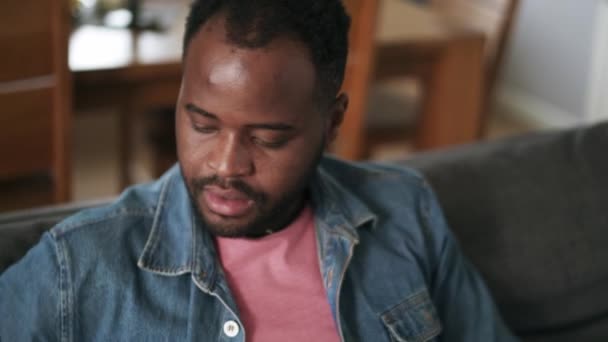 Homem Africano Feliz Falando Por Telefone Casa Sofá — Vídeo de Stock