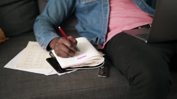 Africano Homem Escrevendo Algo Laptop Casa Sofá — Vídeo de Stock