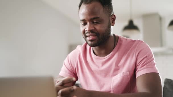 Afrikaanse Vrolijke Man Praten Video Oproep Door Laptop Bank — Stockvideo