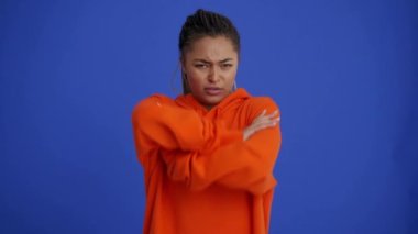 Mavi stüdyodaki kameraya sırtını dönen örgü saçlı Afrikalı bir kızı gücendirdin mi?