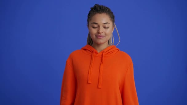 Lächelndes Afrikanisches Mädchen Mit Flechtfrisur Blickt Blauen Studio Die Kamera — Stockvideo