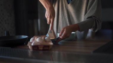 Evdeki tavada tereyağı eriten kadın elleri