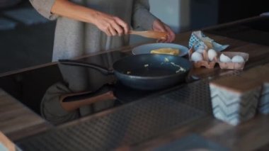 Evde omlet pişirdikten sonra fırın da dahil olmak üzere kadın.