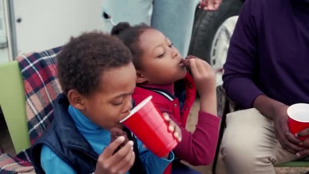 Niños Africanos Felices Bebiendo Comiendo Galletas Cerca Del Remolque — Vídeos de Stock