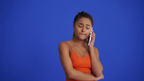 Triste Chica Africana Con Peinado Trenzado Hablando Por Teléfono Estudio — Vídeo de stock