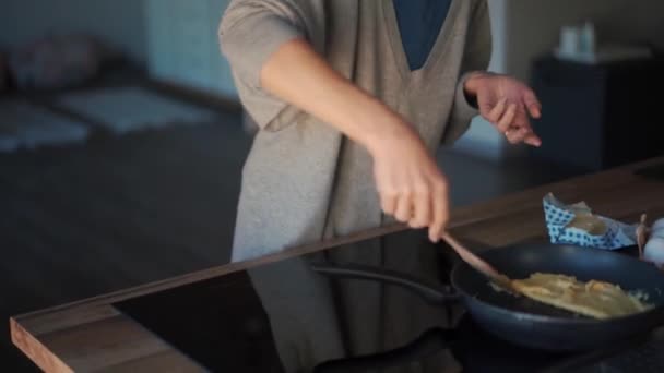 Mujer Preparando Una Tortilla Una Sartén Casa — Vídeo de stock