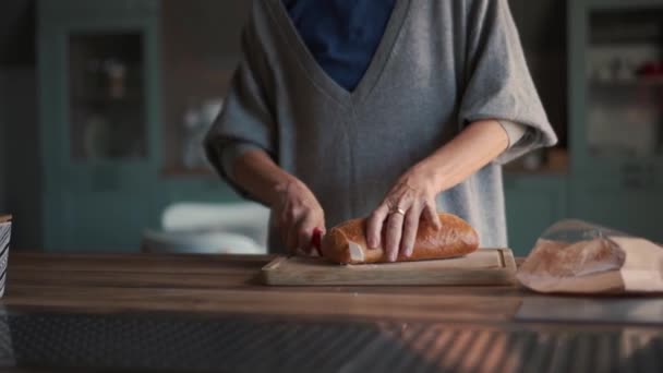 Kobieta Kroi Chleb Desce — Wideo stockowe