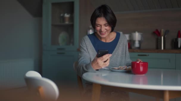 Mujer Sonriente Comiendo Comida Hablando Por Videollamada Teléfono Por Mañana — Vídeos de Stock