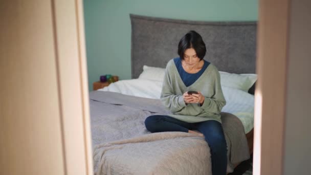 Przystojna Dojrzała Kobieta Patrząca Telefon Łóżku — Wideo stockowe