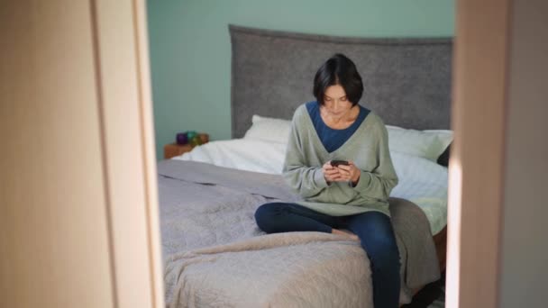 Belle Femme Mature Regardant Téléphone Sur Lit — Video