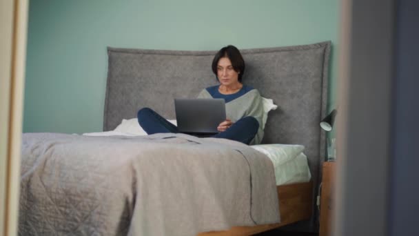 Snygg Mogen Kvinna Tittar Laptop Sängen — Stockvideo