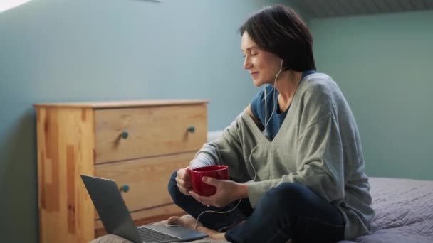 Mujer Madura Positiva Mirando Ordenador Portátil Beber Cama — Vídeo de stock