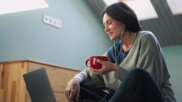 快乐成熟的女人看着笔记本电脑 在床上喝茶 — 图库视频影像