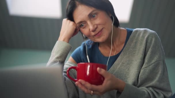 Pensivo Mulher Madura Olhando Para Laptop Beber Chá Cama — Vídeo de Stock