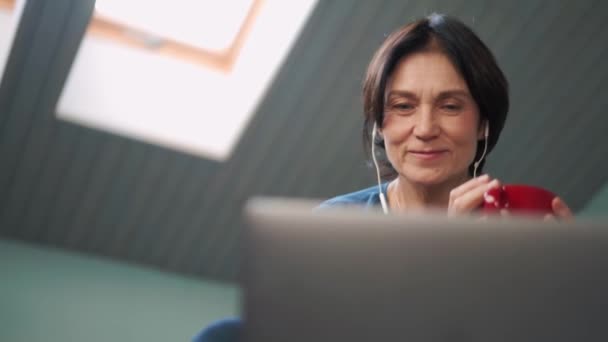 Mujer Madura Mirando Computadora Portátil Beber Cama — Vídeo de stock