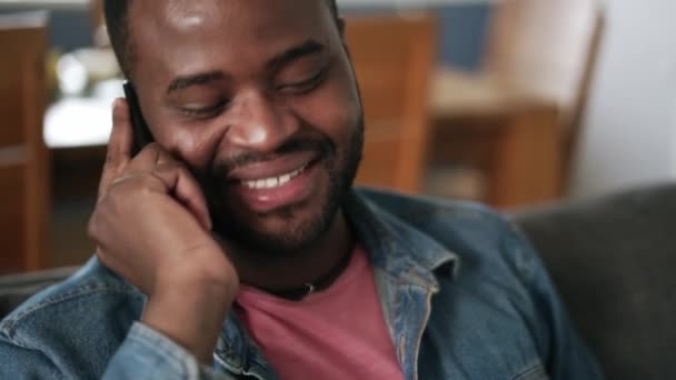 Homem Africano Rindo Falando Por Telefone Casa Sofá — Vídeo de Stock