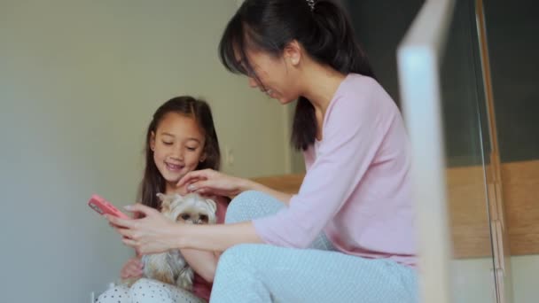 Schön Asiatisch Mutter Und Tochter Talking Auf Die Treppe — Stockvideo