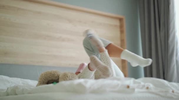 Positieve Aziatische Moeder Dochter Rommelen Rond Het Bed — Stockvideo