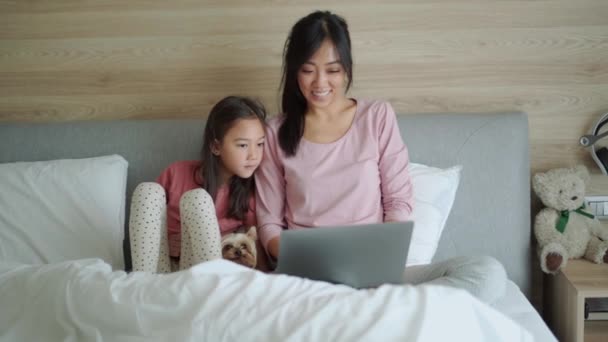 Посміхаючись Мама Дочкою Дивляться Ноутбук Ліжку — стокове відео