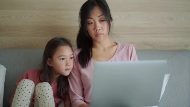 Söt Asiatisk Mamma Och Dotter Tittar Laptop Sängen — Stockvideo