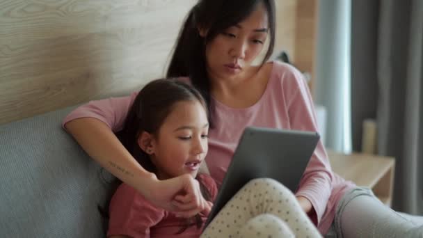 Olumlu Asyalı Anne Kız Evdeki Tablete Bakıyorlar — Stok video