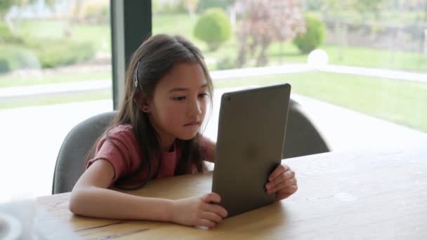 Concentré Asiatique Fille Dactylographie Sur Tablette Maison — Video