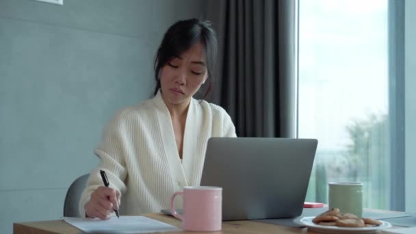 Pensivo Mulher Asiática Trabalhando Laptop Parte Manhã — Vídeo de Stock