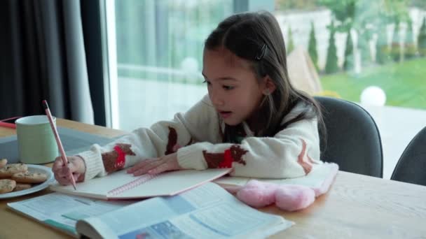 Pensive Asian Κορίτσι Γράφοντας Σημειωματάριο Στην Κουζίνα — Αρχείο Βίντεο