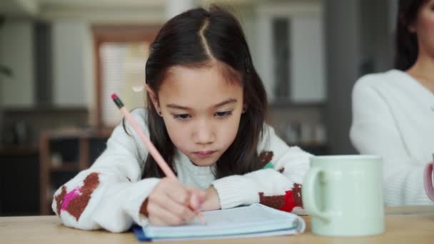 Itsevarma Aasialainen Tyttö Kirjallisesti Notepad Keittiössä — kuvapankkivideo