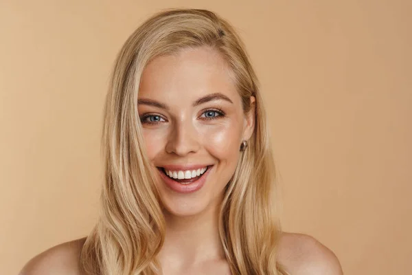 Krása Obraz Usměvavé Mladé Blondýny Dlouhými Vlasy Nahé Ramena Stojící — Stock fotografie