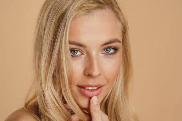 Schönheitsbild Einer Lächelnden Jungen Blonden Frau Mit Langen Haaren Nackten — Stockfoto