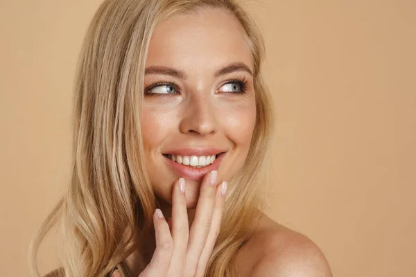 Krása Obraz Usměvavé Mladé Blondýny Dlouhými Vlasy Nahá Ramena Stojící — Stock fotografie