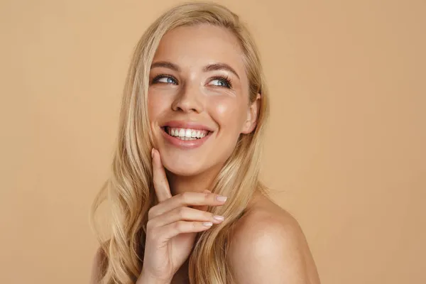 Krása Obraz Usměvavé Mladé Blondýny Dlouhými Vlasy Nahá Ramena Stojící — Stock fotografie