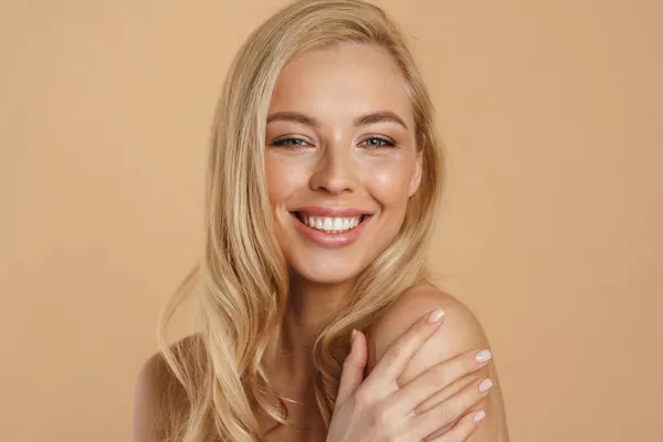 Красивий Образ Усміхненої Щасливої Молодої Блондинки Довгим Волоссям Оголеними Плечима — стокове фото