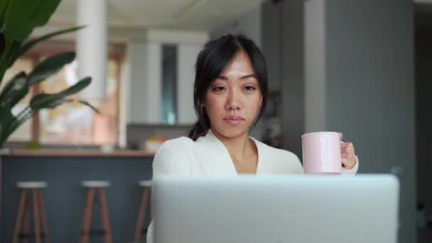 Pensivo Mulher Asiática Trabalhando Laptop Com Uma Xícara Manhã — Vídeo de Stock