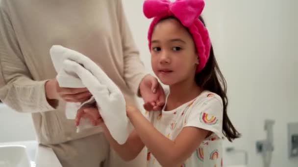 Asiatisch Mädchen Wischen Hände Und Gesicht Auf Ein Handtuch Bad — Stockvideo