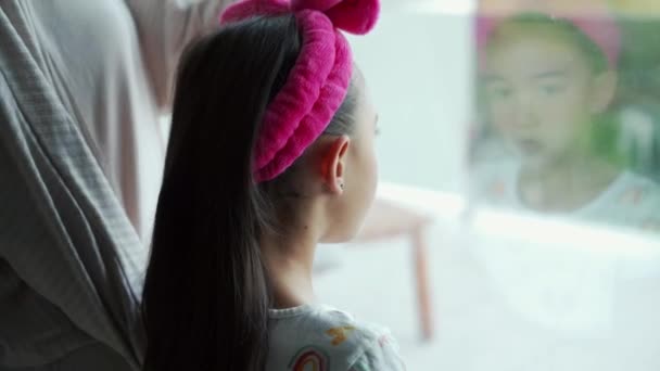 Vidám Ázsiai Lány Néz Ablak Szobában — Stock videók