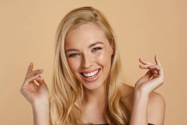 Schoonheidsbeeld Van Een Glimlachende Jonge Blonde Vrouw Met Lang Haar — Stockfoto