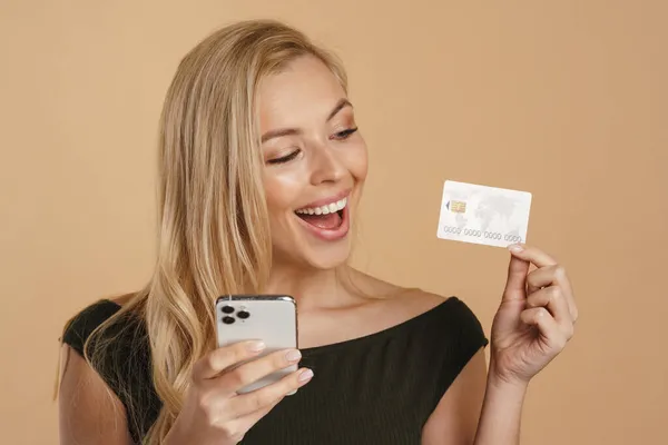 Sonriente Joven Mujer Blanca Con Pelo Largo Rubio Sosteniendo Teléfono — Foto de Stock