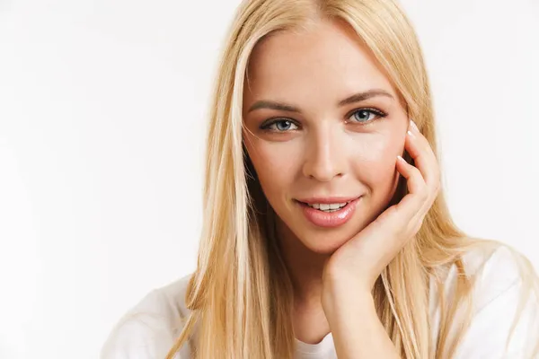 Junge Blonde Frau Shirt Lächelt Und Blickt Vereinzelt Die Kamera — Stockfoto