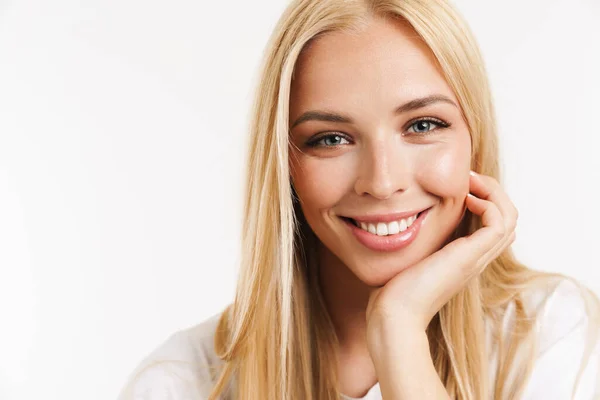 Mujer Rubia Joven Camiseta Riendo Mirando Cámara Aislada Sobre Fondo —  Fotos de Stock