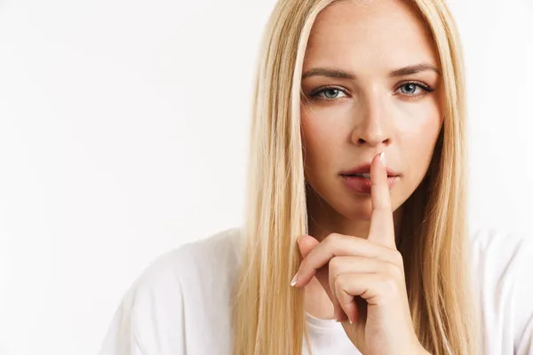 Młoda Blondynka Shircie Pokazuje Gest Milczenia Przed Kamerą Odizolowaną Białym — Zdjęcie stockowe