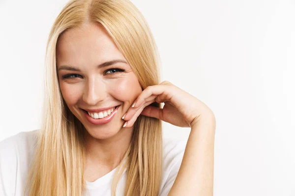 Mujer Rubia Joven Camiseta Riendo Mirando Cámara Aislada Sobre Fondo — Foto de Stock