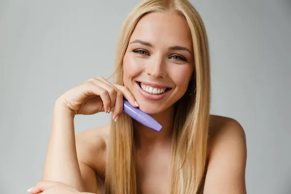 Mujer Rubia Medio Desnuda Sonriendo Mientras Muestra Rímel Aislado Sobre — Foto de Stock