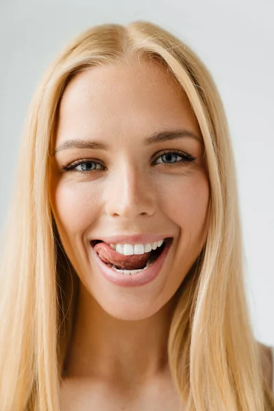 Jeune Femme Blonde Souriante Tout Léchant Ses Dents Isolées Sur — Photo