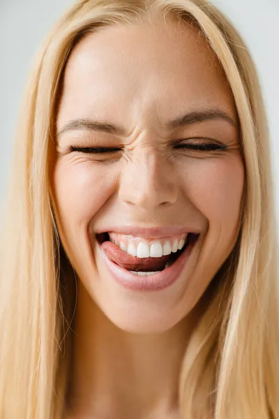 Joven Mujer Rubia Sonriendo Mientras Lame Sus Dientes Aislados Sobre —  Fotos de Stock