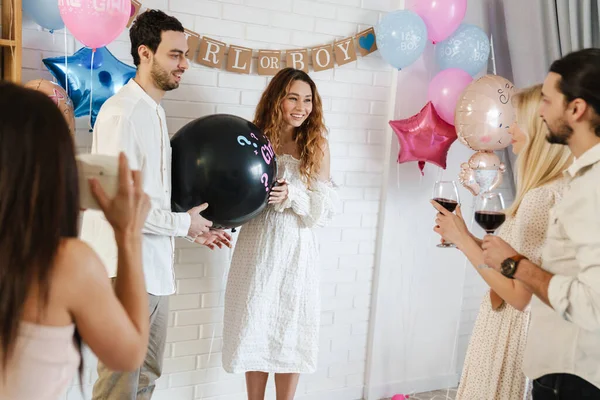 Happy Młoda Kobieta Ciąży Przyjaciółmi Baby Shower Poping Płci Balon — Zdjęcie stockowe