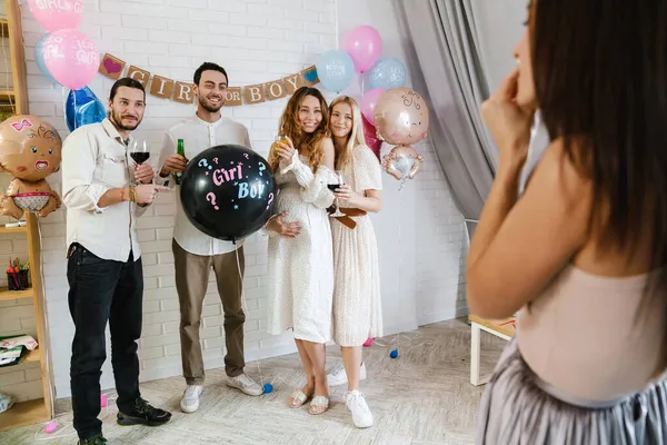 Grupa Szczęśliwych Przyjaciół Płci Ujawnić Baby Shower Trzymając Balon Robienie — Zdjęcie stockowe
