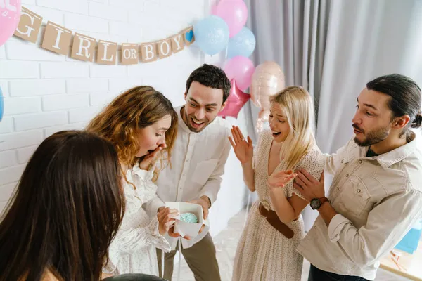 Feliz Joven Embarazada Con Amigos Una Ducha Bebé Regalos Apertura —  Fotos de Stock