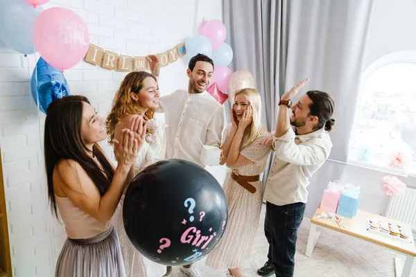 Happy Młoda Kobieta Ciąży Przyjaciółmi Baby Shower Poping Płci Balon — Zdjęcie stockowe